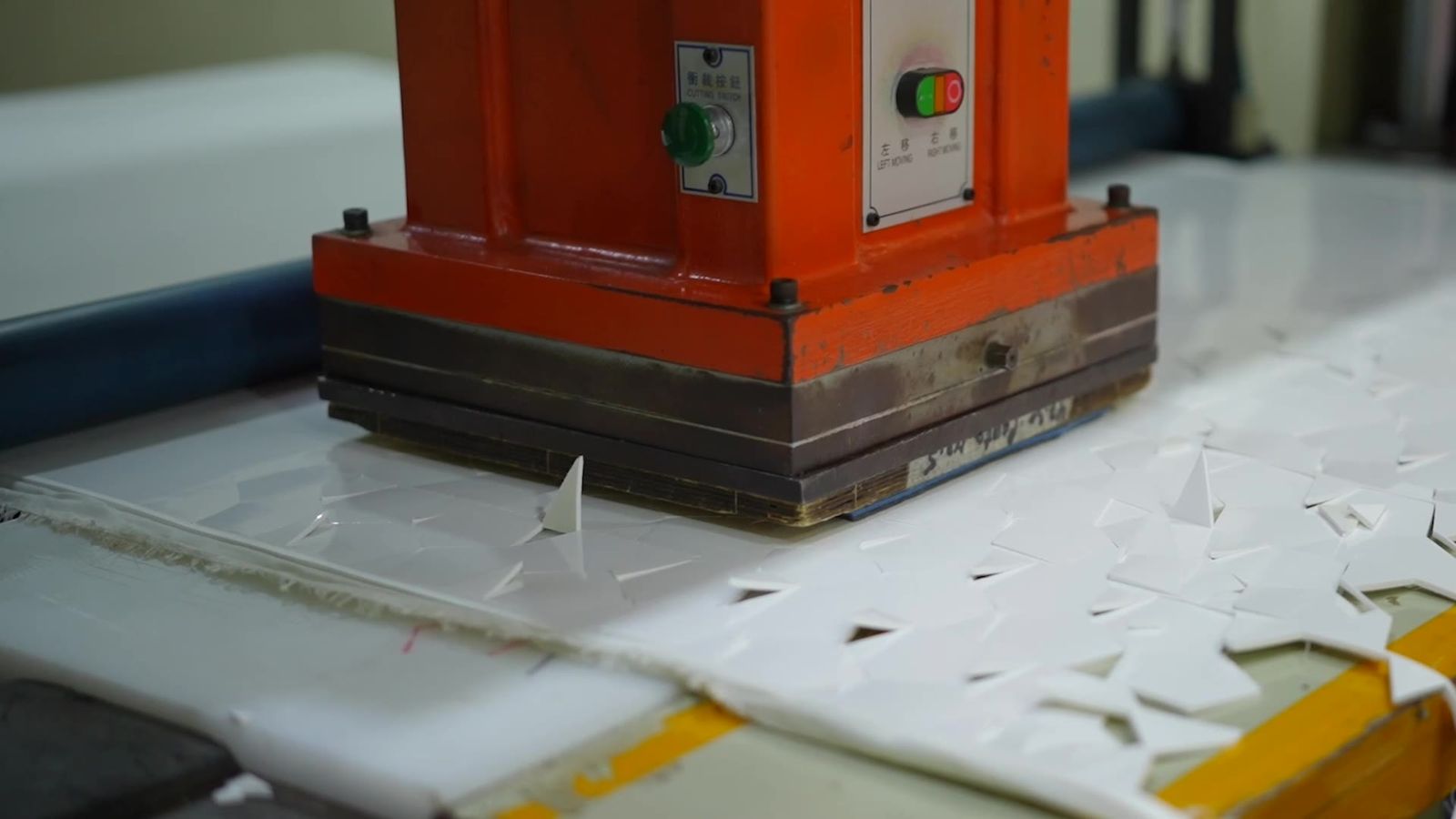 Automatic cutting press cutting ball panels